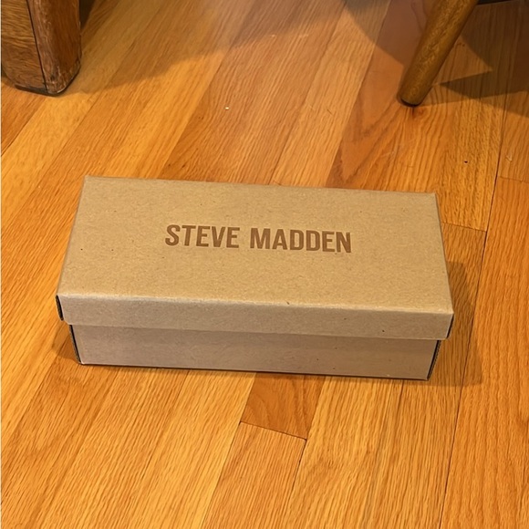 Steve Madden Gold Sandals Elegant Design - Picture 3 of 3